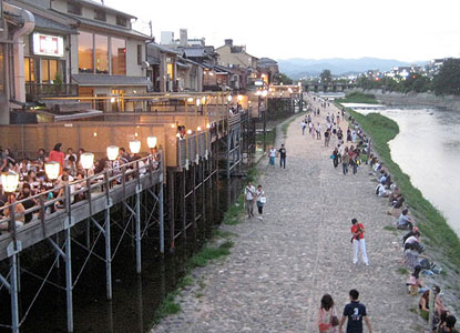 5~9月は鴨川納涼床が。宿から風情を眺めるもよし、食べに行くも